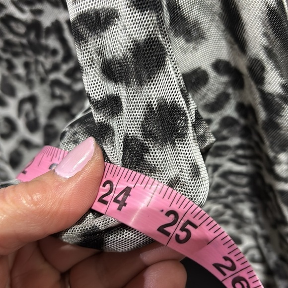 Jordan Taylor Leopard print,sheer,light,round V-cut neck,long sleeve top/coverup - Picture 10 of 13
